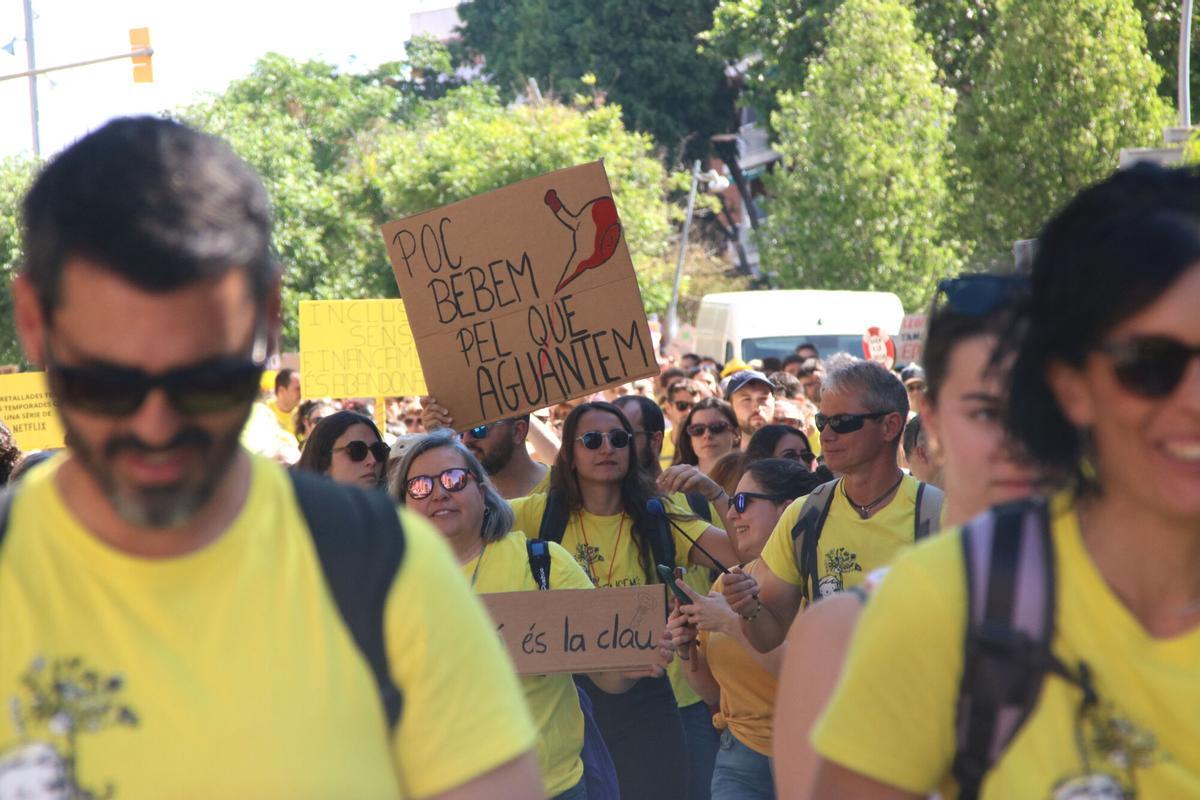 Pancartes de tota mena en la protesta de docents, la primera d'un seguit del tercer trimestre