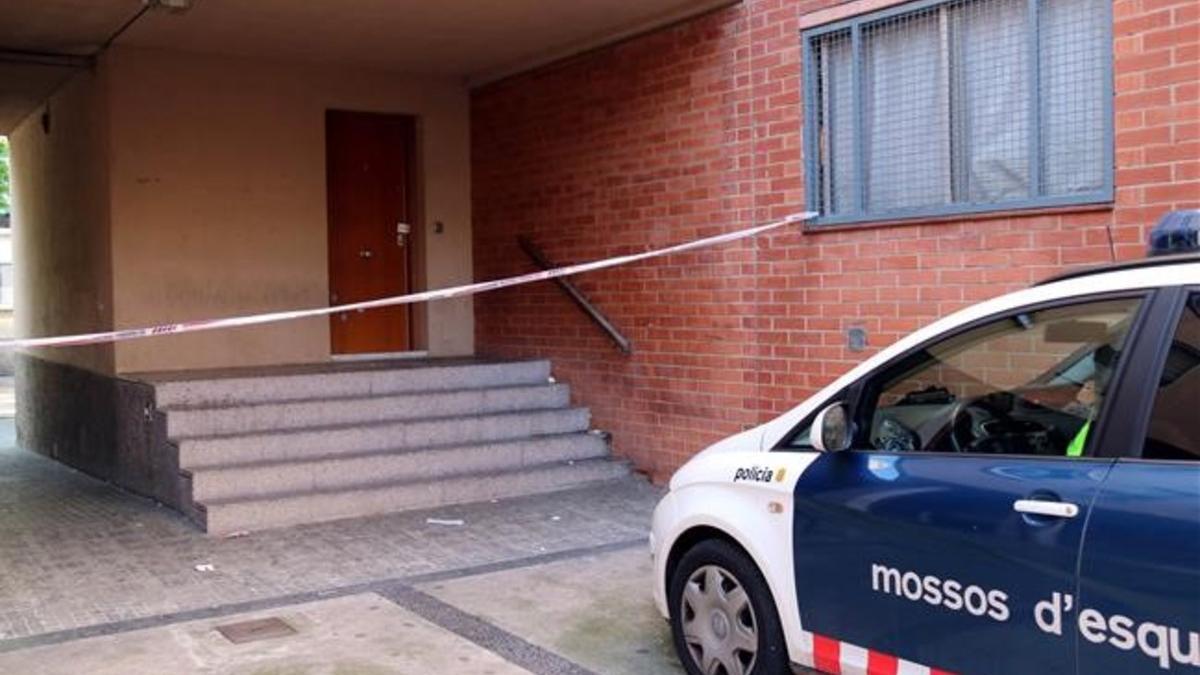 abertran38215439 imatge d un cotxe dels mossos d esquadra davant la porta del170428104400