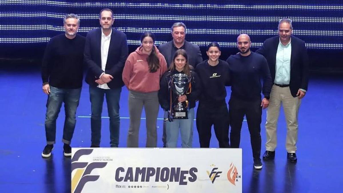 Las capitanas del Levante D recogen el título de campeonas en la entrega de premios de la FFCV