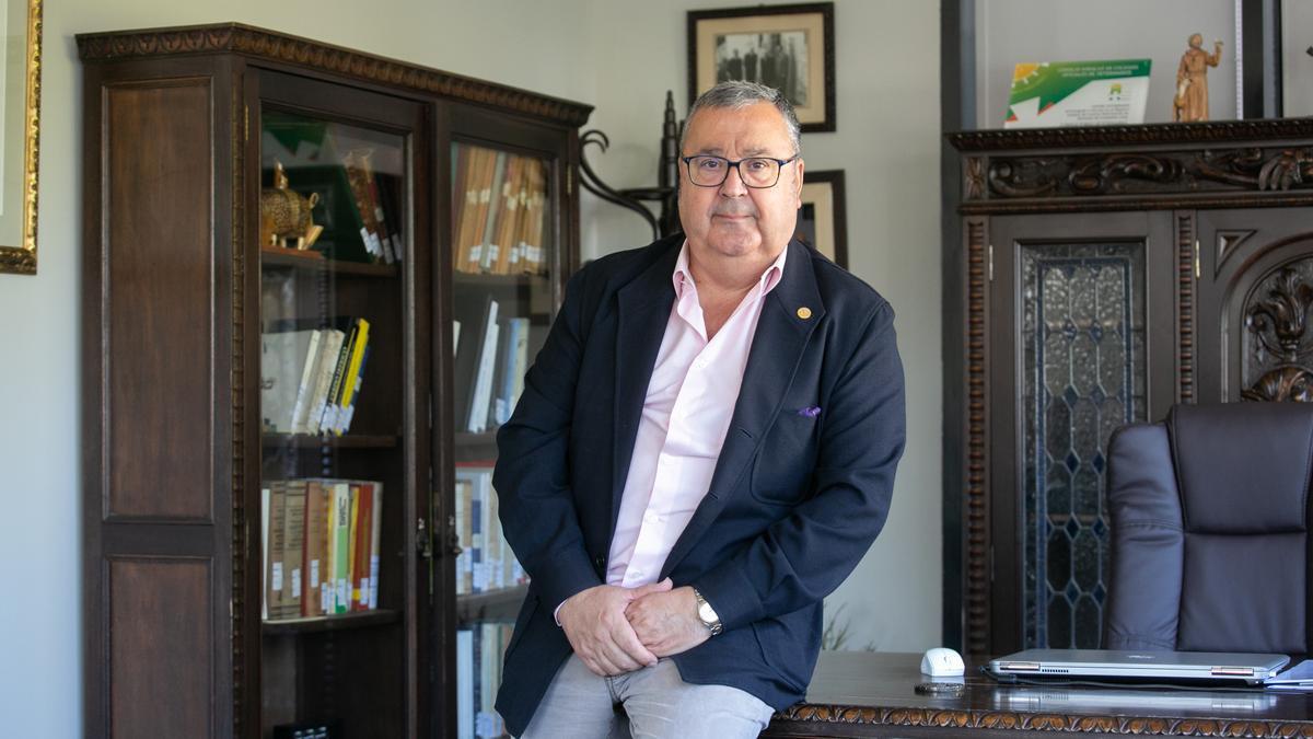 Antonio Arenas, presidente del Colegio de Veterinarios de Córdoba, en la sede colegial de la avenida del Brillante.