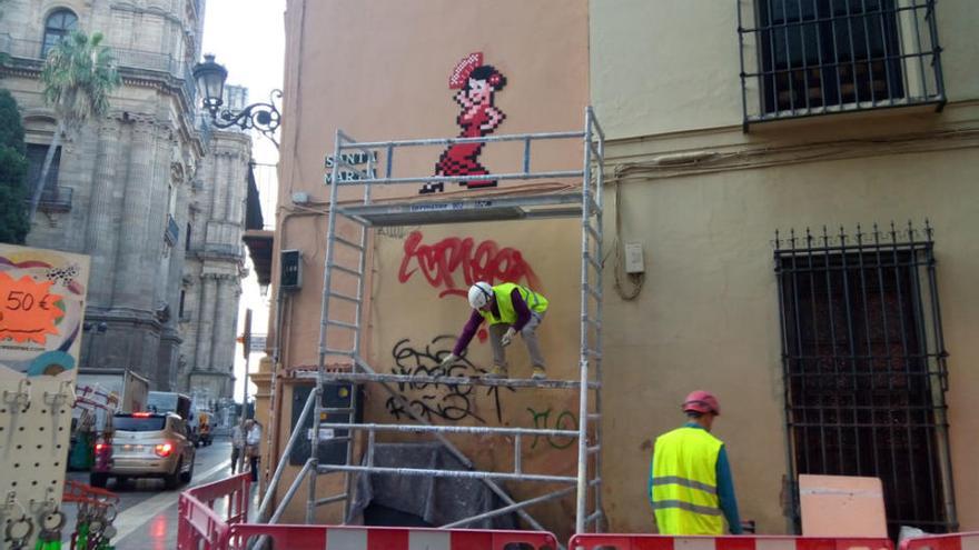 El artista Invader, a juicio por colocar mosaicos en edificios históricos de Málaga