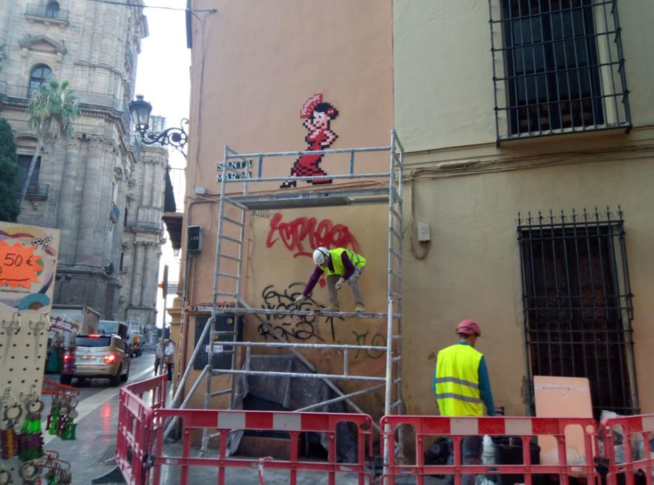 Este martes por la mañana, dos operarios municipales comenzaban a trabajar en su retirada que poco antes de las doce del mediodía ya había concluido.