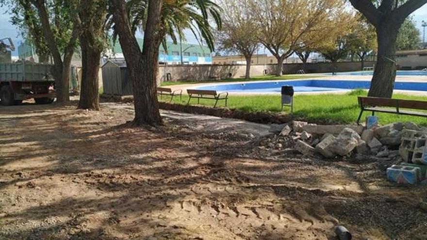 Obra para ampliar el césped de la piscina.