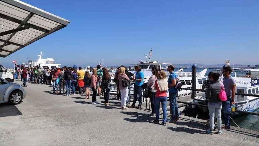 Los turistas esperan para embarcar en los catamaranes. // Muñiz