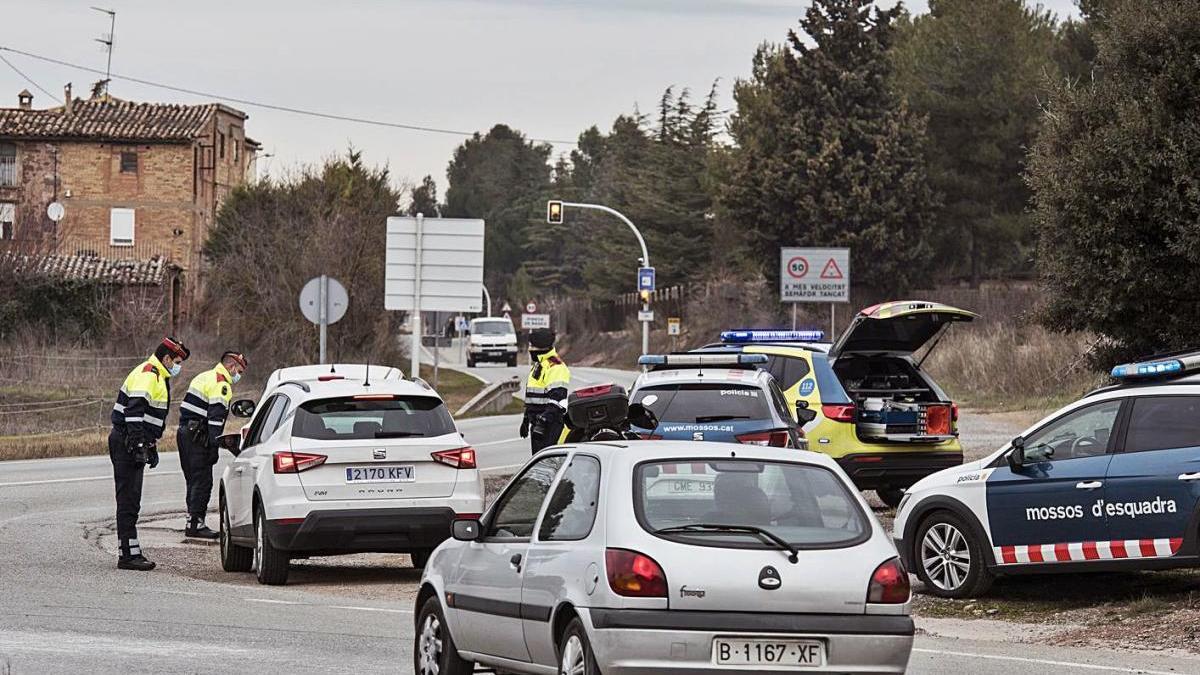 Un control dels Mossos, ahir al matí, entre Manresa i Santpedor |