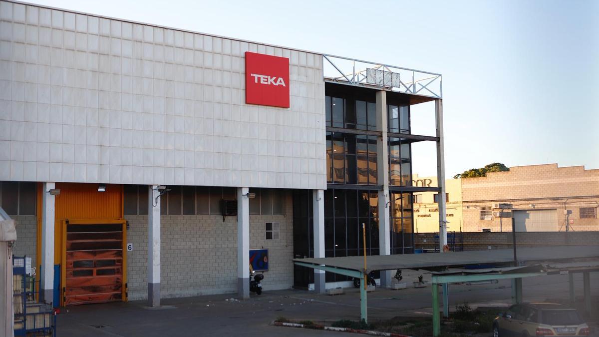 Fachada de la fábrica de Teka en Zaragoza.