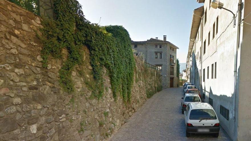 El mur per on s&#039;ha precipitat la víctima, al carrer de la Clota