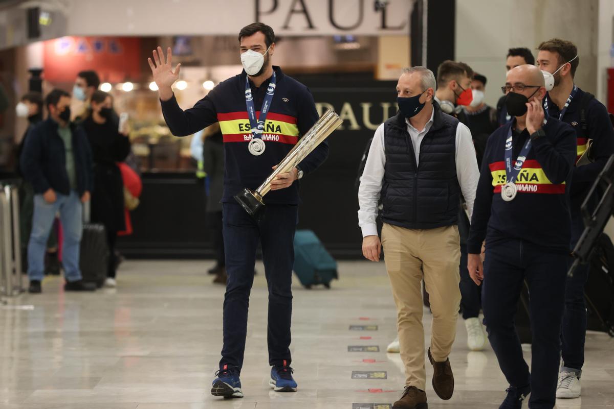 Gedeón Guardiola aterriza en Barajas con el trofeo de subcampeones de Europa