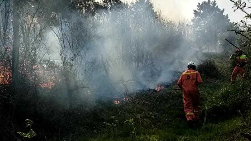 Los fuegos forestales llegan a Castrillón: los bomberos luchan contra las llamas en La Plata