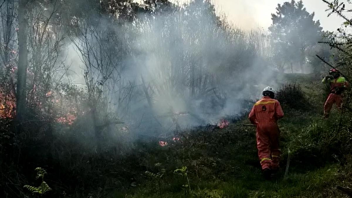 Labores de extinción de un fuego en La Plata (Castrillón)