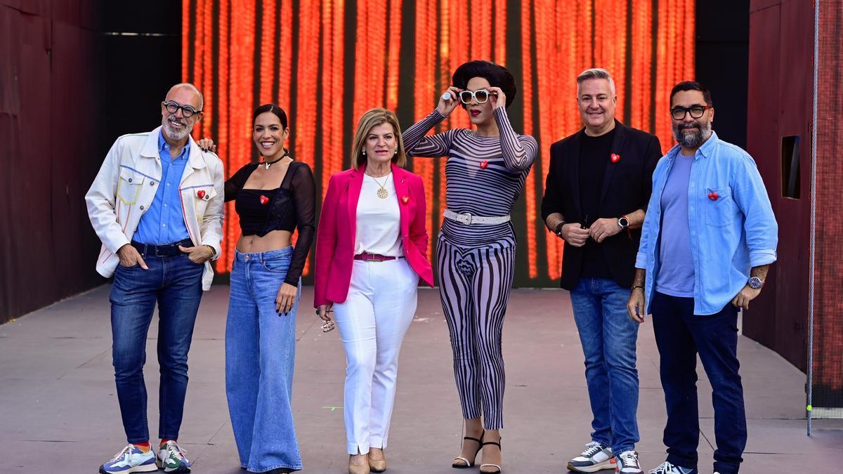 De izquierda a derecha, Kiko Barroso, Lorena Castell, Inmaculada Medina, drag Sharonne, Roberto Herrera e Israel Reyes este jueves sobre el escenario del Carnaval Studio 54, en el parque de Santa Catalina.