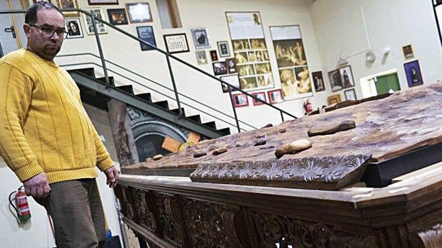 Javier García de Castro, junto al nuevo suelo de madera de cedro atlántico.