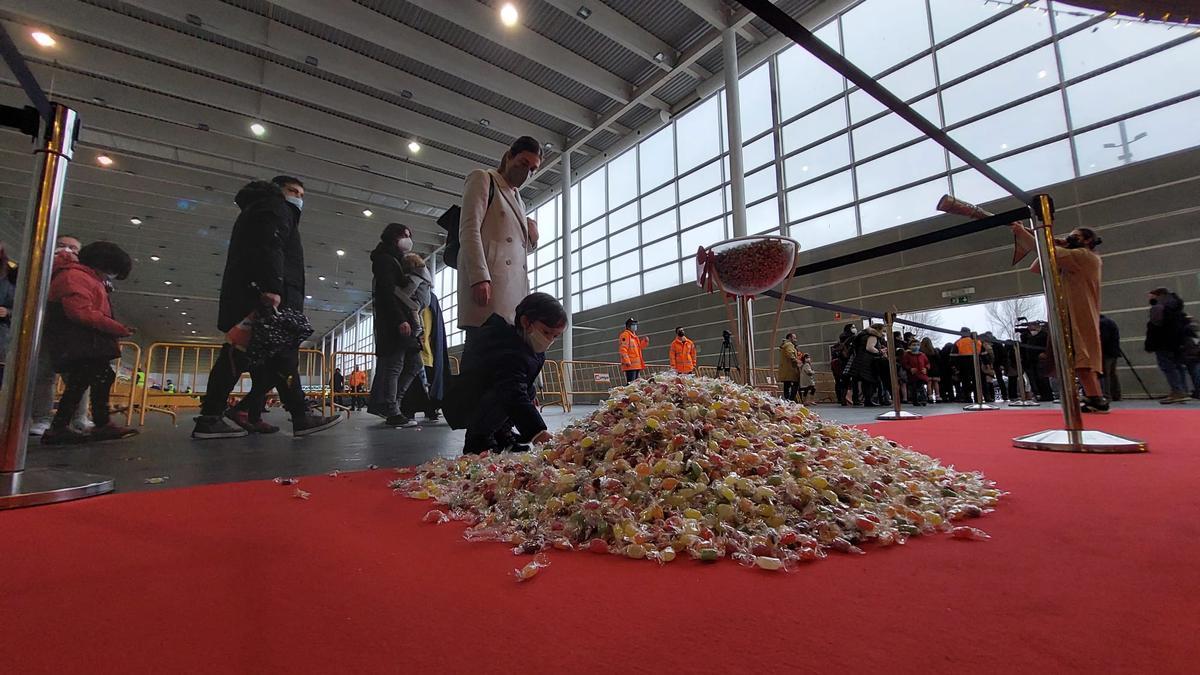 Un montón de caramelos para que los recojan los niños