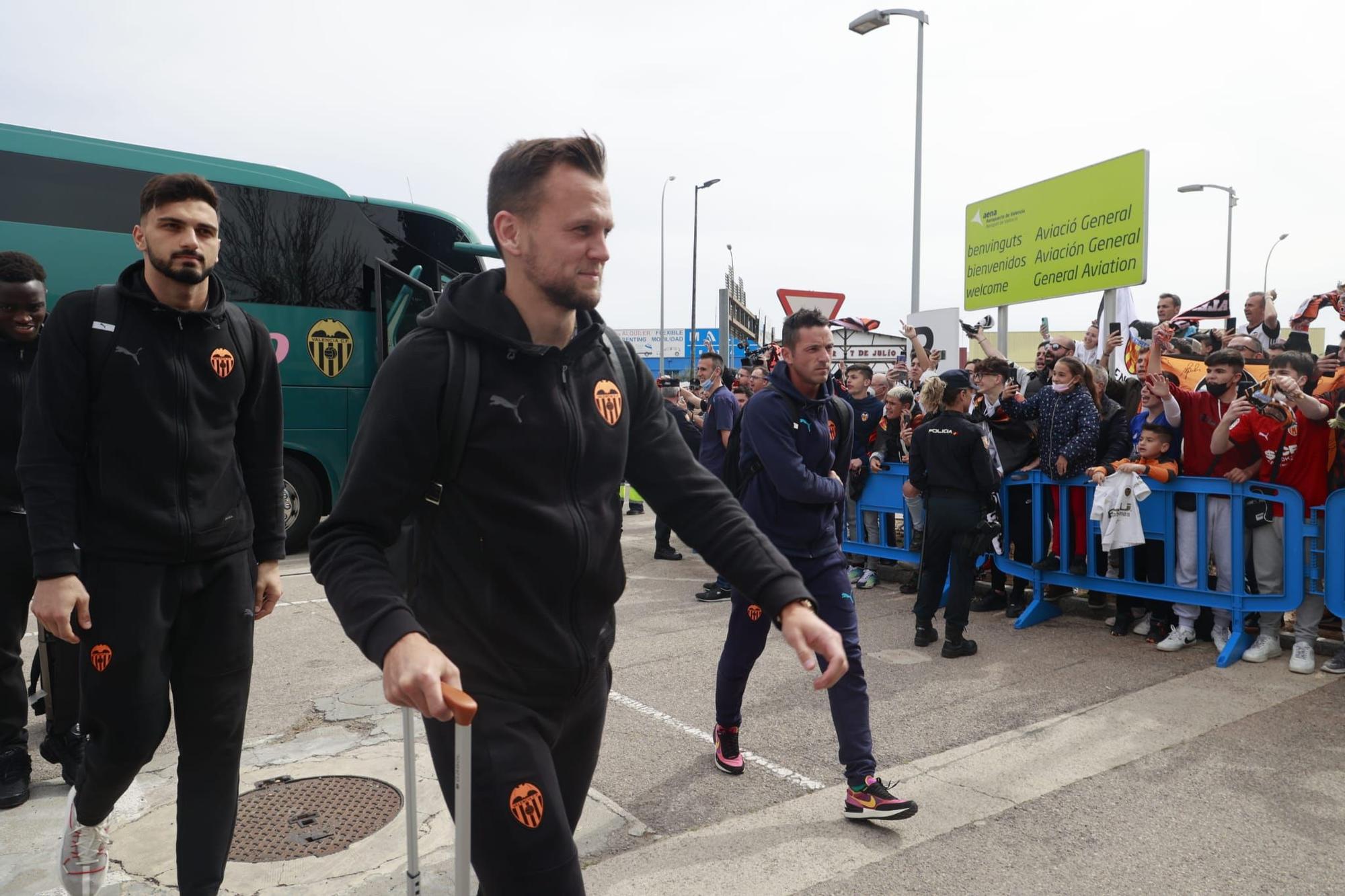 Bufandas y banderas en el aeropuerto para desear suerte al Valencia CF