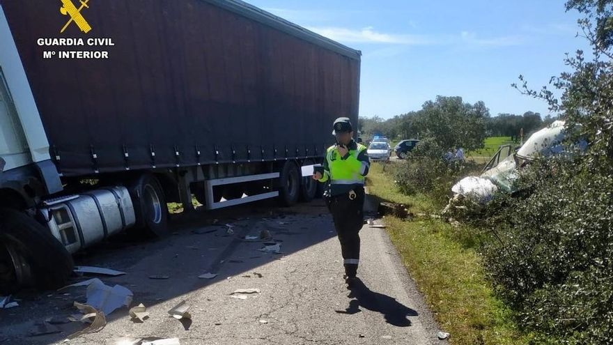 Cinco heridos, dos graves, en la colisión de un furgón con un camión en Rincón de Ballesteros