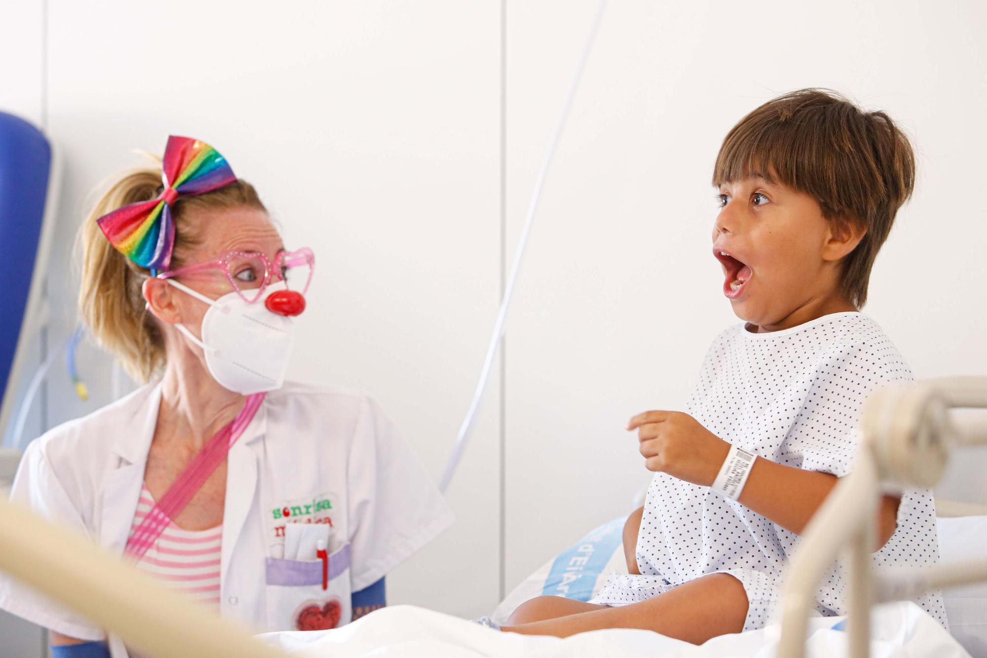 Rumbo al servicio de radiología en Ibiza con un par de payasas