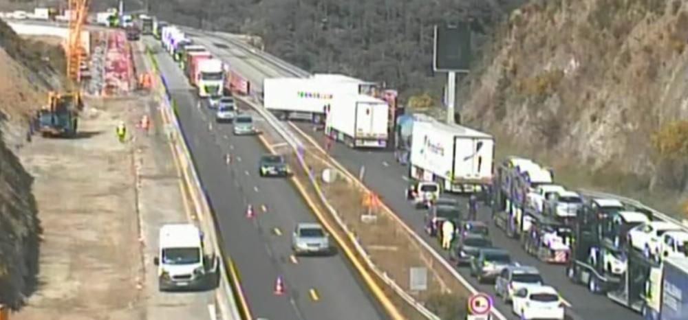 Un accident entre camions obliga a tallar l'AP7 a La Jonquera