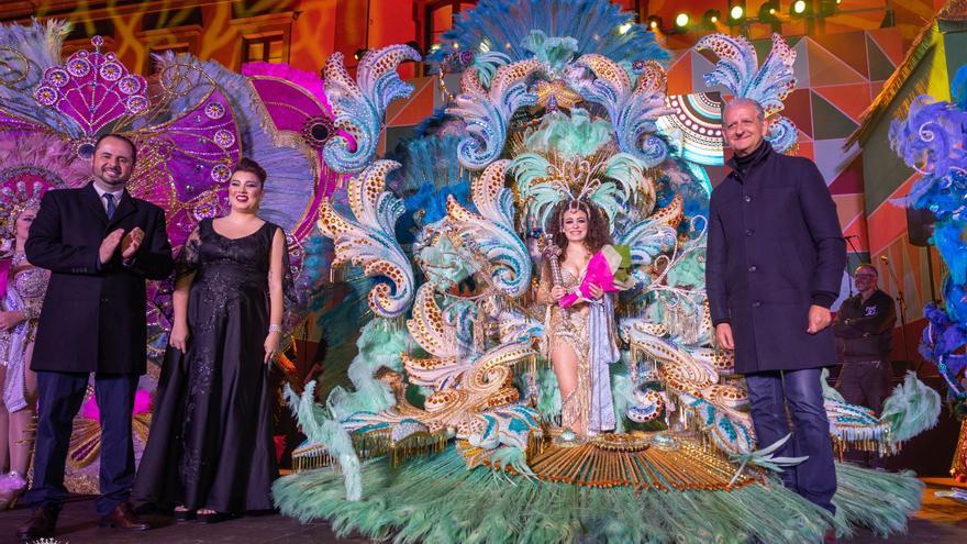 Karen Hernández, con una fantasía de Alfonso Baute, reina del Carnaval de La Orotava
