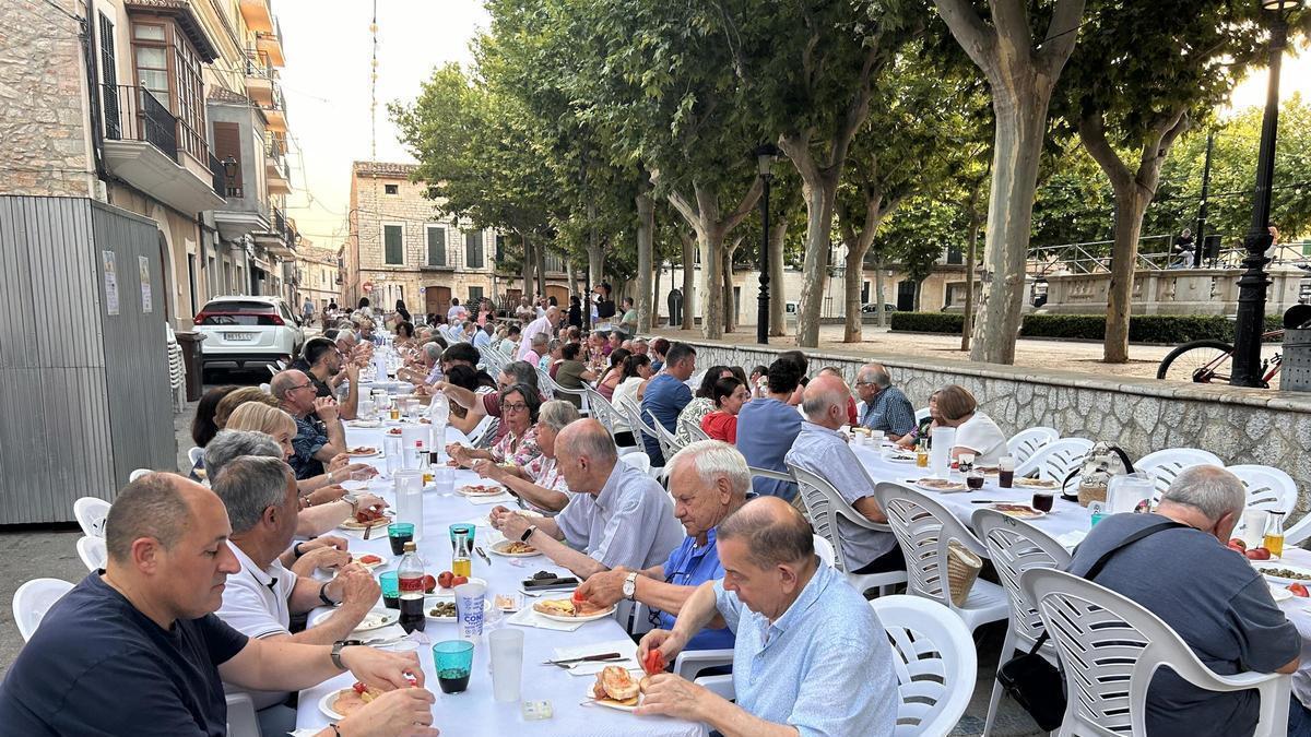 La 'pamboliada' solidaria congregó hace unos días a unos 200 comensales.
