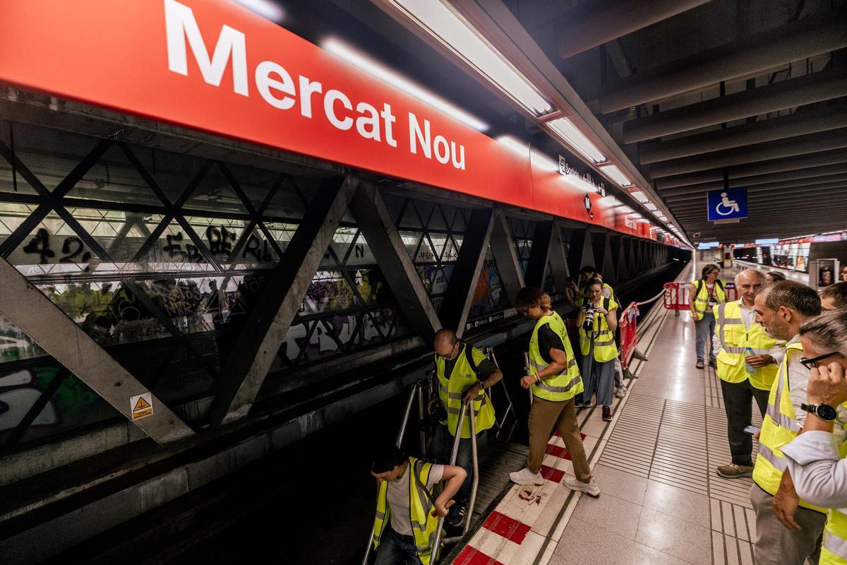 Operarios trabajan en las obras de mejora de la L1 del metro de Barcelona entre las paradas de Mercat Nou y Santa Eulàlia.