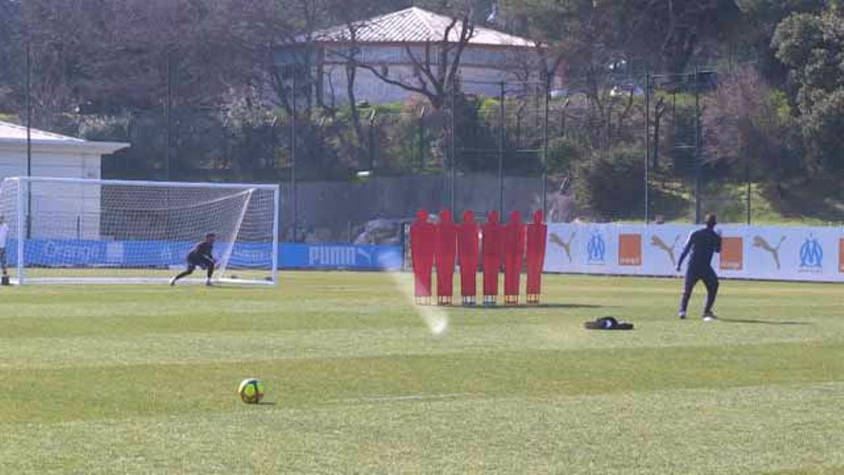 Lección magistral de Balotelli sobre cómo anotar de falta directa