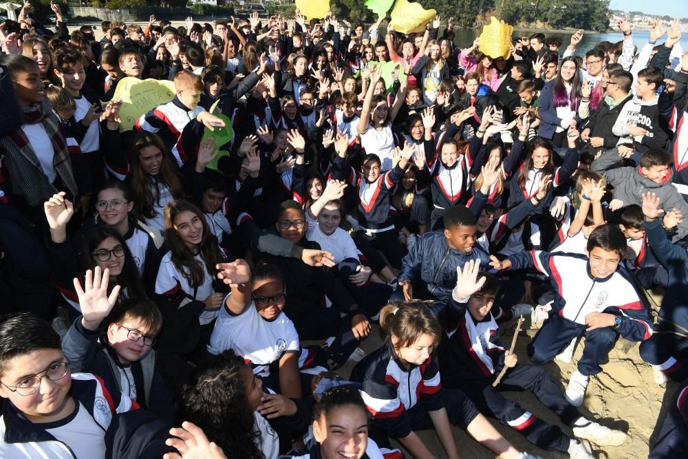 Más de 1.200 niños del Hogar de Santa Margarita recogen residuos en la playa de Gandarío para hacer esculturas.