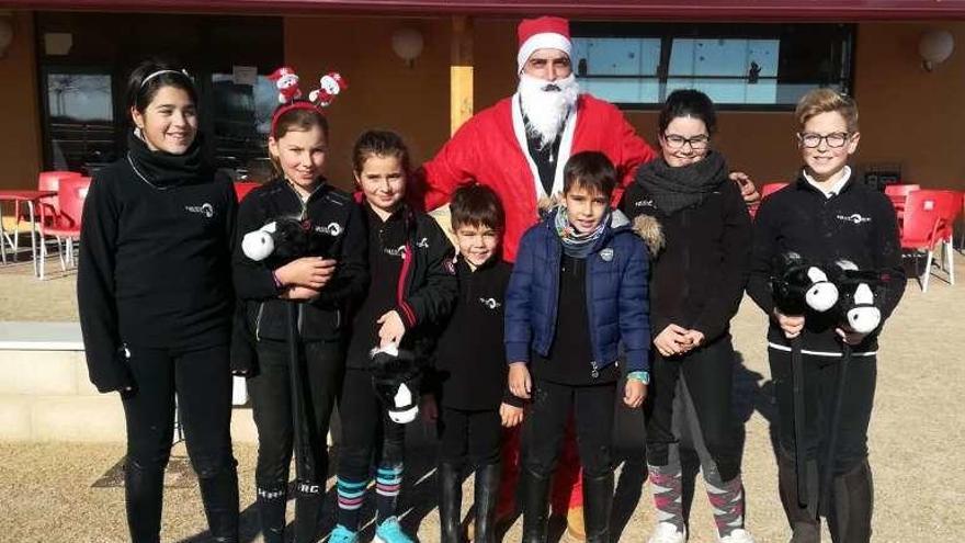 Los niños recibieron la visita de Papá Noel.