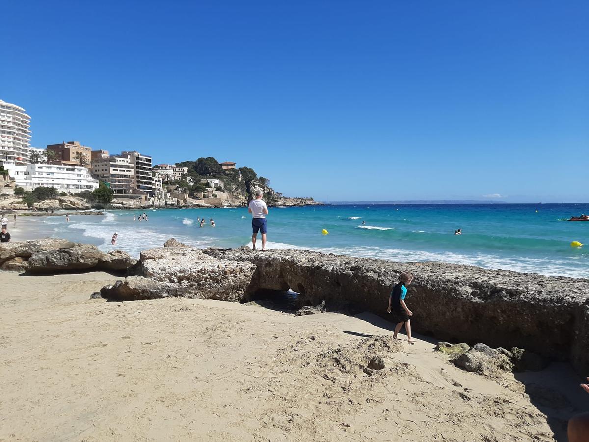 FOTOS | El buen tiempo llena Cala Major de bañistas y deja los primeros chapuzones del año en Palma FOTOS | El buen tiempo llena Cala Major de bañistas y deja los primeros chapuzones del año en Palma