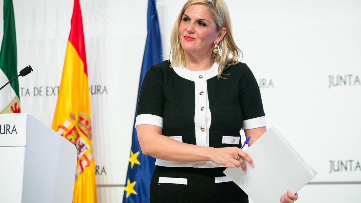 La portavoz de la Junta de Extremadura, Elena Manzano, en rueda de prensa tras el Consejo de Gobierno autonómico