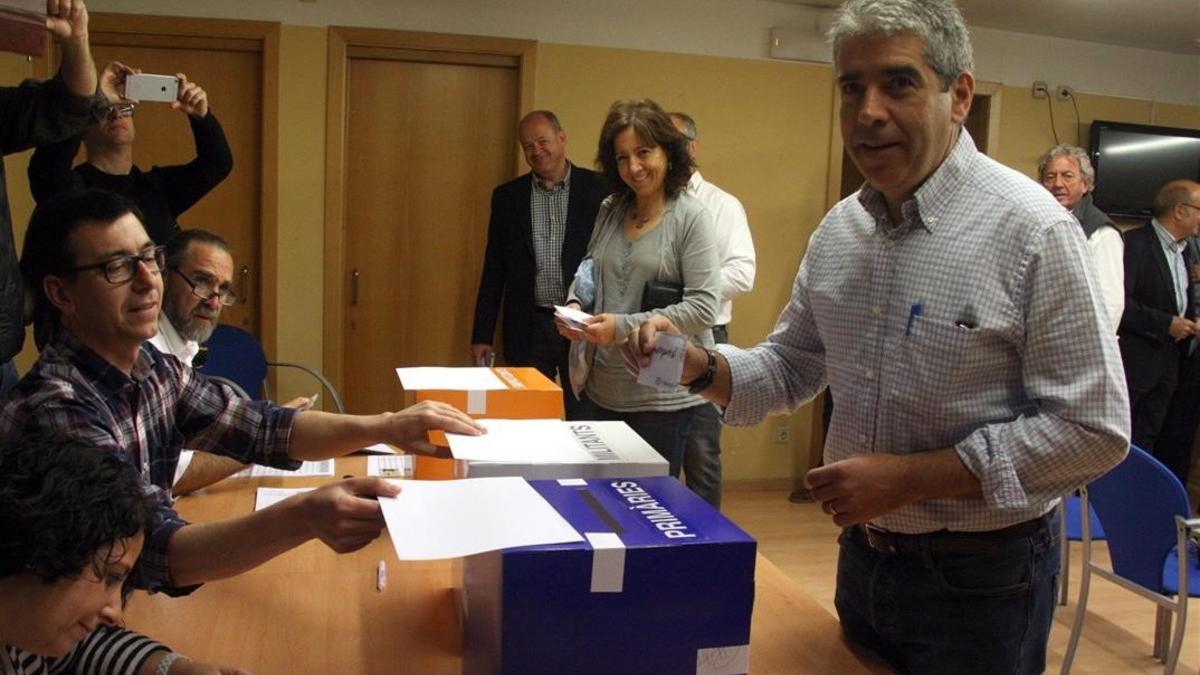 FRANCESC HOMS VOTANDO EN LA SEDE DE CONVERGÈNCIA DE VIC