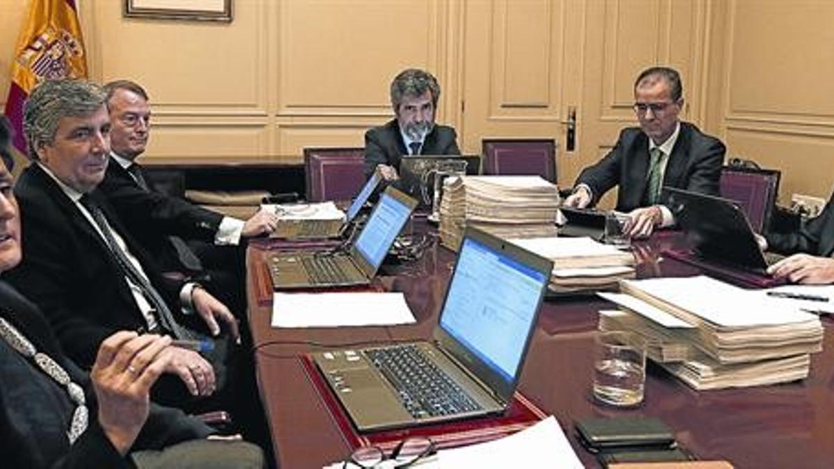 El presidente del CGPJ, Carlos Lesmes (en el centro), y el resto de miembros de la comisión permanente del órgano, durante la reunión de ayer.