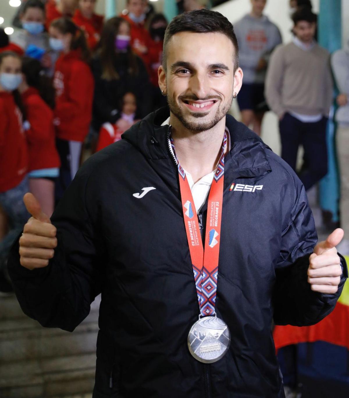 Iñaki Cañal, con la  medalla de plata del  relevo 4x400 del Mundial. | Marcos León