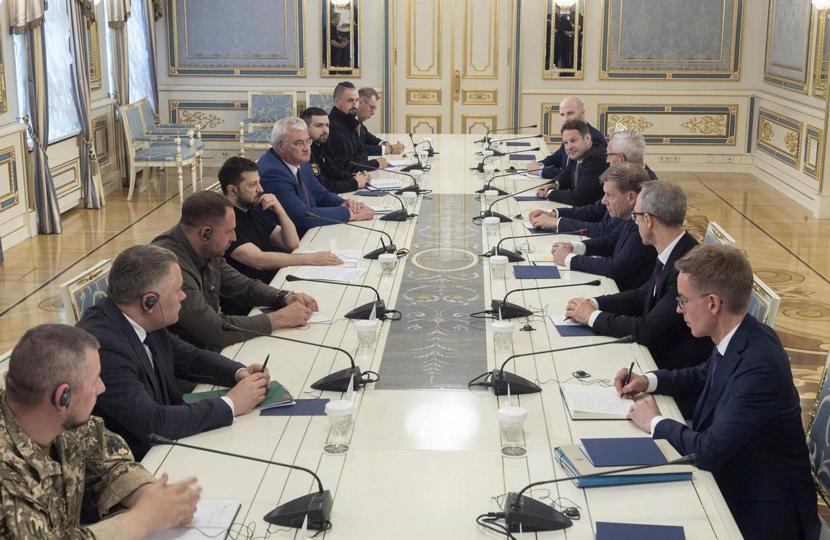 Zelenski pacta amb Trump cooperar per reforçar la seva defensa aèria Zelenski pacta amb Trump cooperar per reforçar la seva defensa aèria