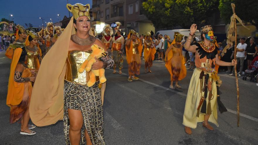 El desfile de carrozas y comparsas congrega a más de 15.000 personas en Las Torres de Cotillas