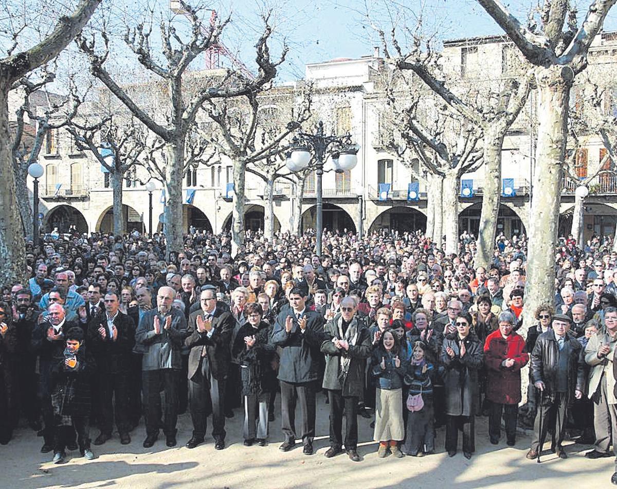 Concentració a Banyoles contra la sentència de culpabilitat del regidor Josep Alsina, al 2003.