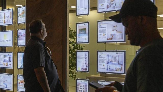 Anuncis de pisos en venda en una immobiliària de Barcelona.  | ELISENDA PONS