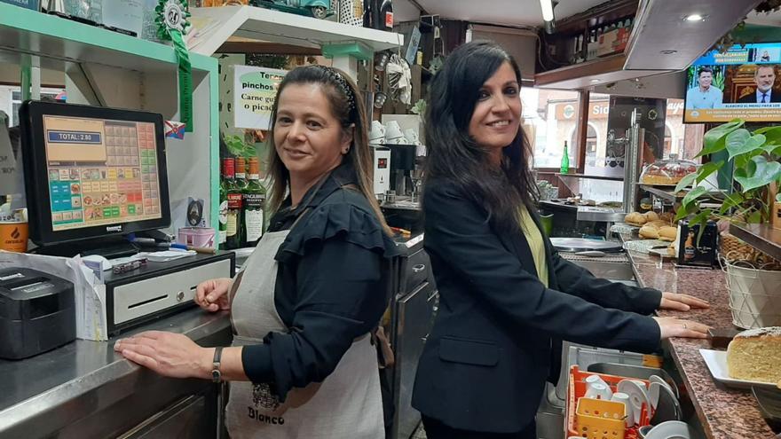 Natalia Parra (izquierda) y Diana Blanco, tras la barra del establecimiento de Lugo de Llanera. | L. P.