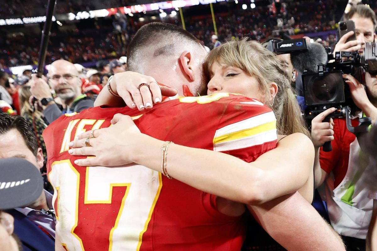 L'abraçada de Taylor Swift i Travis Kelce