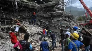 "No podemos dejar a nadie atrás": venezolanos siguen buscando desaparecidos un mes después del terremoto