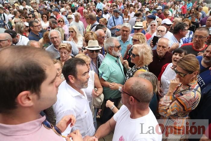 Cientos de personas protestan frente al Ayuntamiento de Cartagena por el pacto entre PP, PSOE y Cs