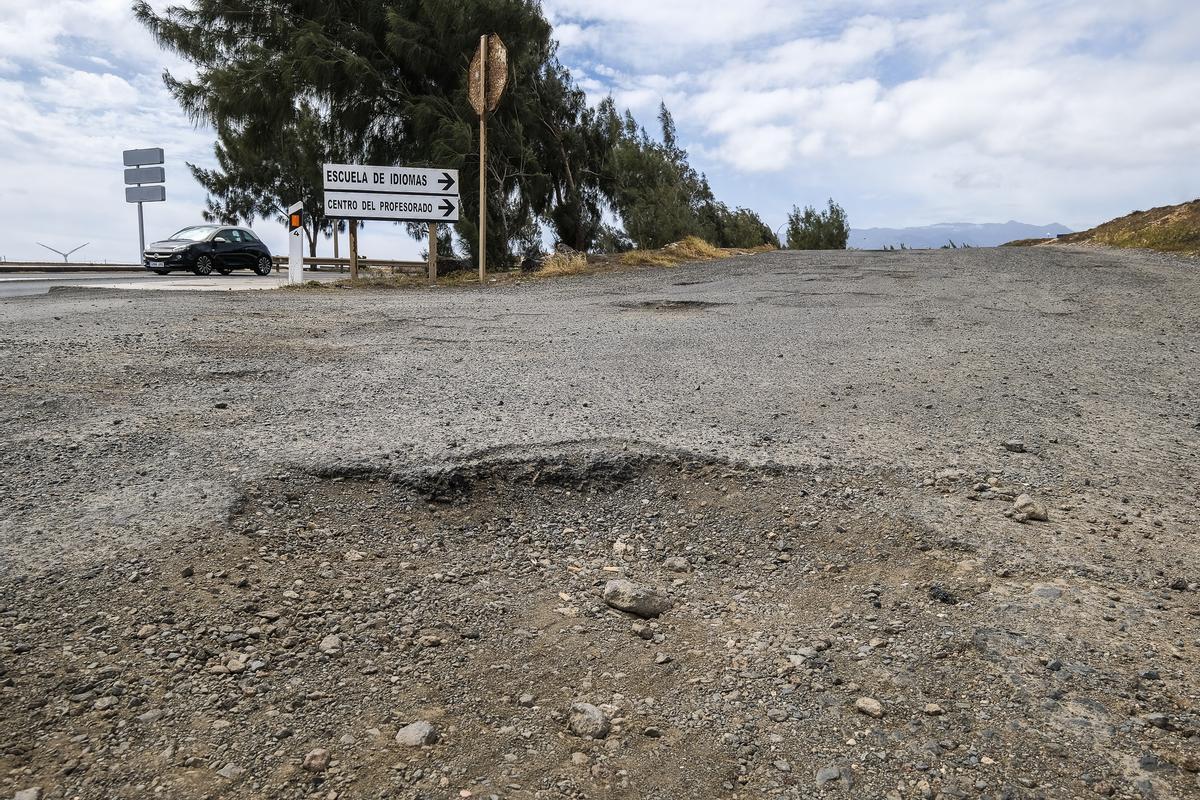 Mal estado de la carretera de acceso a la Escuela Oficial de Idiomas de Telde