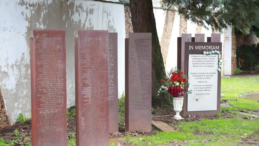 La diputación anuncia la inminente exhumación de unos 300 cuerpos de la fosa común del cementerio Cáceres y otros municipios