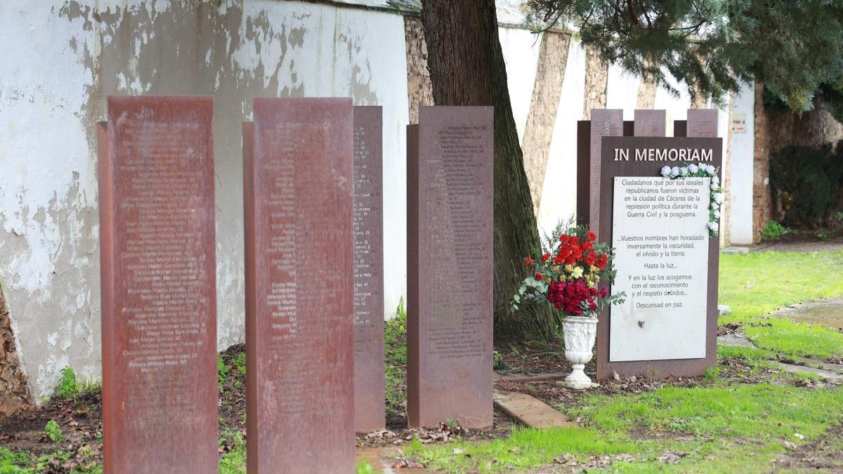 Galería | Zona en la que está el memorial a las víctimas en el cementerio de Cáceres