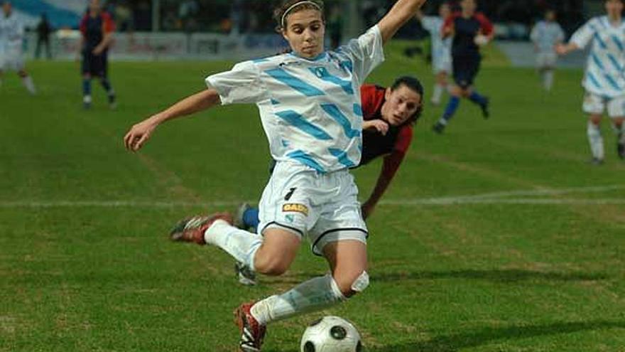Miriam Ríos, autora de dos goles, se va de una rival durante la primera mitad.
