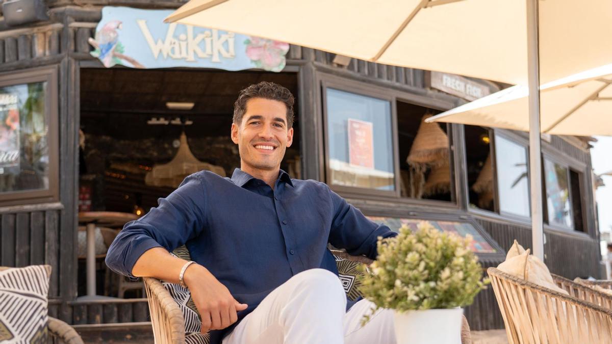 Carlos González, CEO del Grupo Waikiki, junto a uno de sus locales.