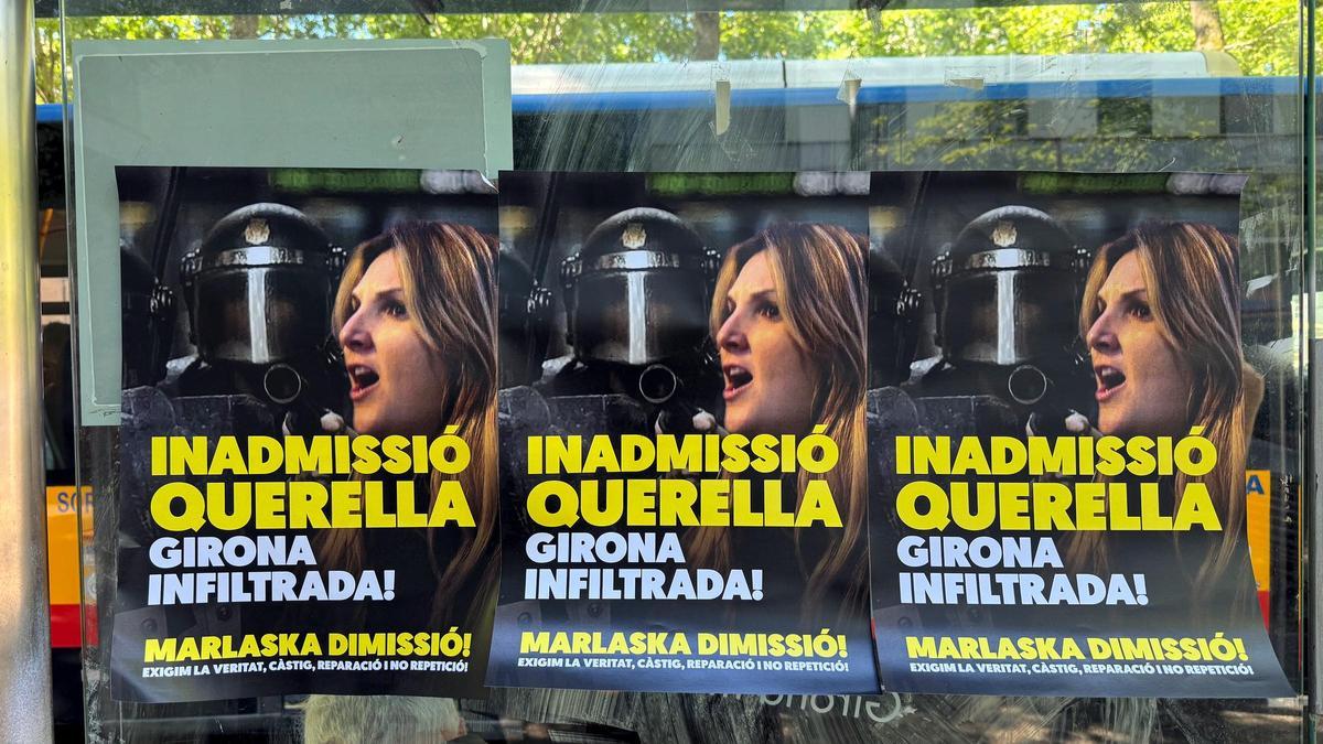 Cartells denunciant la inadmissió de la querella contra la policia infiltrada a Girona