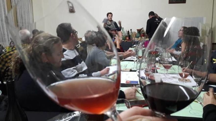 Un moment de la xerrada amb tast de vins inclòs a les antigues escoles