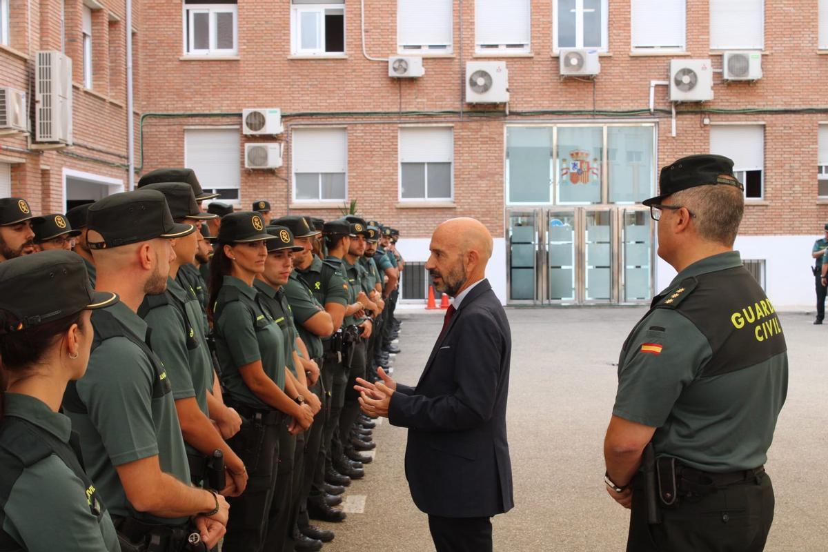 El subdelegado del Gobierno en Málaga, Javier Salas, acompañado por el coronel jefe de la Comandancia de la Guardia Civil, Roberto Blanes, recibe a los 123 nuevos agentes en la provincia de Málaga.