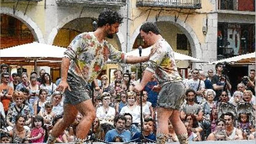 Agitart omple de dansa els carrers de Figueres