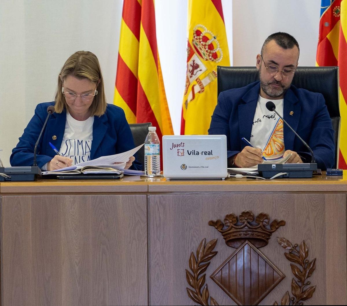 La vicealcaldesa de Vila-real, Maria Fajardo; y el alcalde, José Benlloch, durante una de las sesiones plenarias de la corporación municipal.